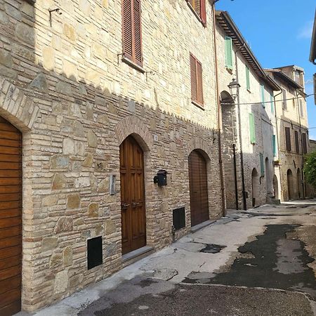 Appartamento Con Camino In Centro Storico Bevagna Luaran gambar