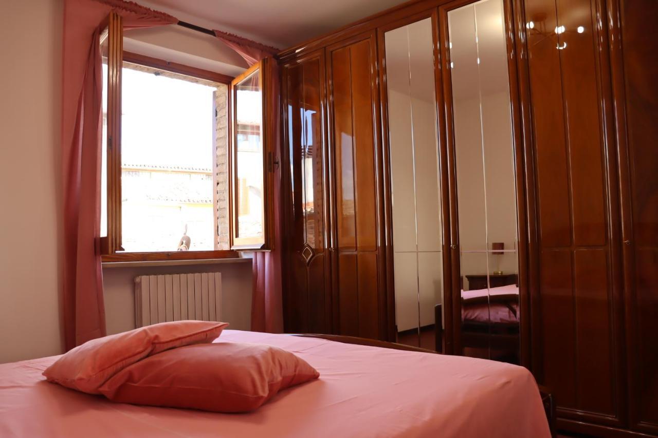 Appartamento Con Camino In Centro Storico Bevagna Luaran gambar