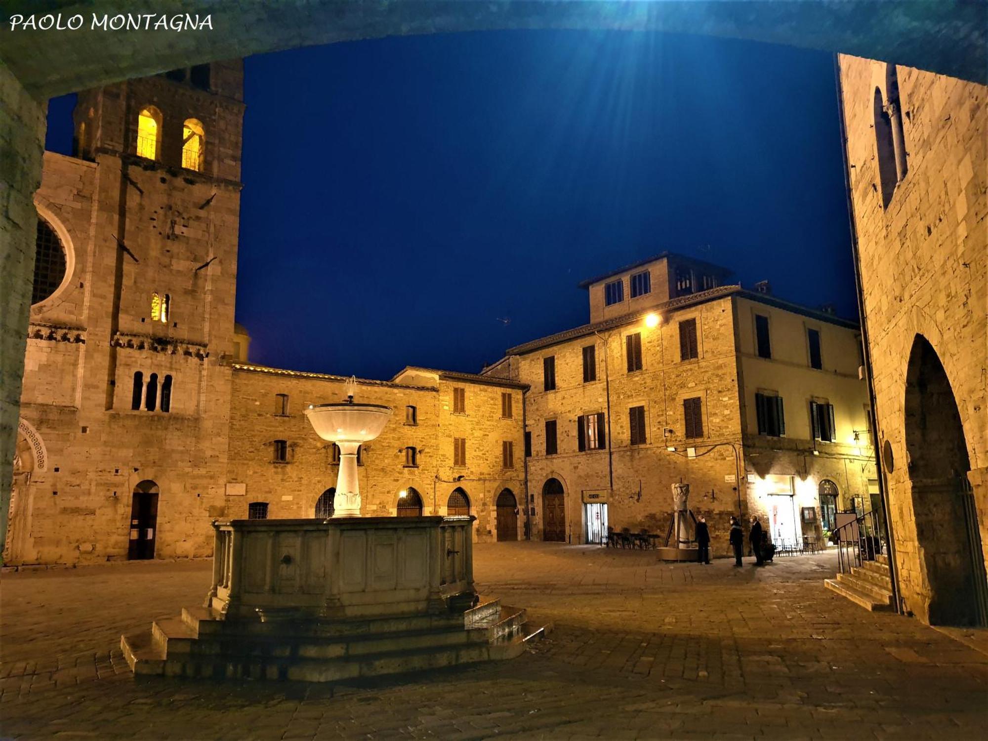 Appartamento Con Camino In Centro Storico Bevagna Luaran gambar
