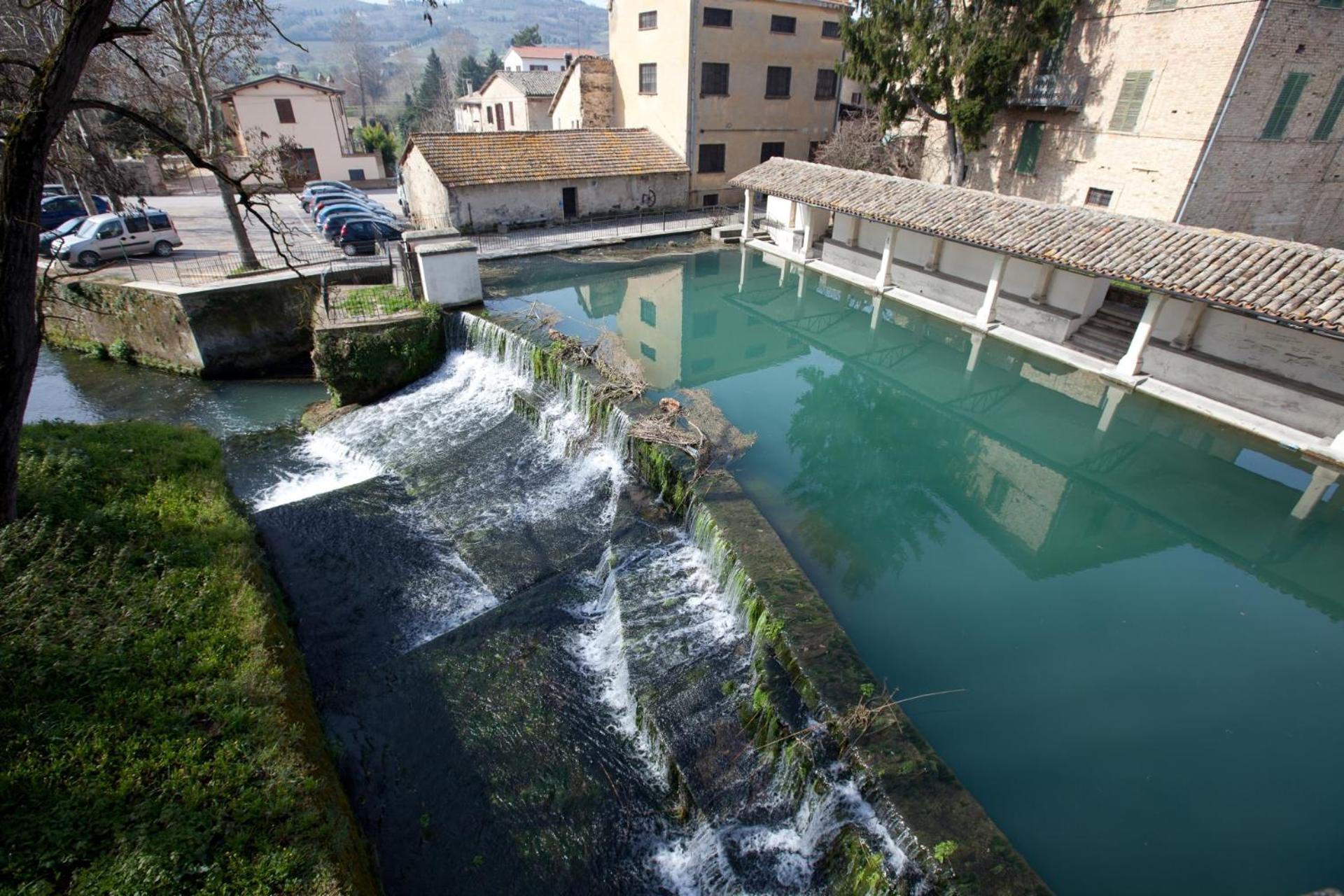 Appartamento Con Camino In Centro Storico Bevagna Luaran gambar