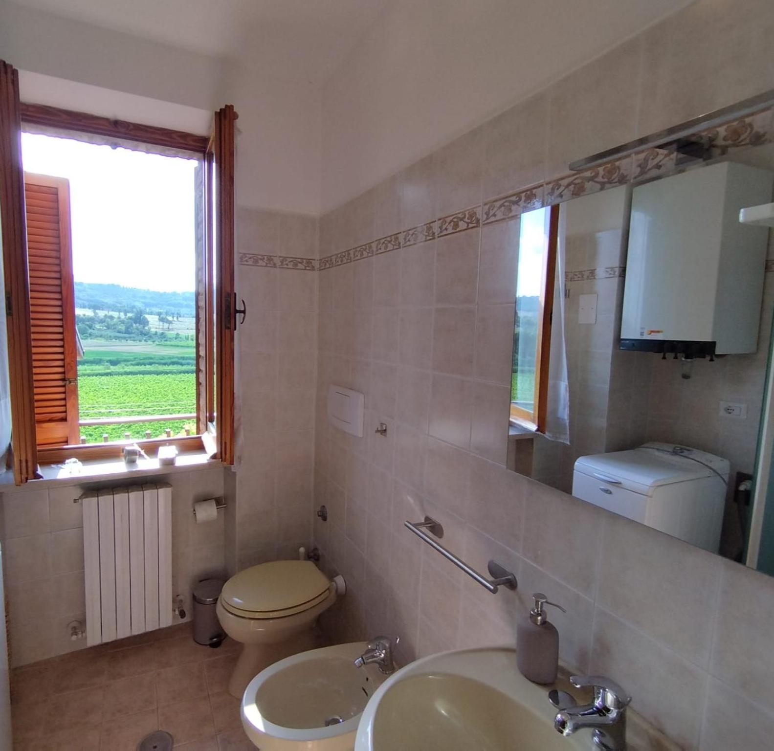 Appartamento Con Camino In Centro Storico Bevagna Luaran gambar